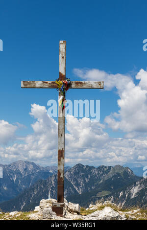 Sommet cross à Jôf di Somdogna, Alpes Juliennes, Italie Banque D'Images