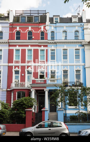 Vue verticale de célèbres maisons colorées à Notting Hill, Londres, Angleterre un jour nuageux Banque D'Images