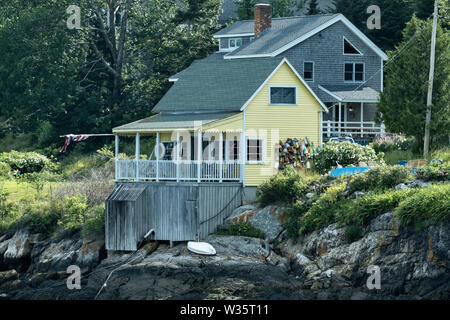 Un cottage traditionnel au bord de l'eau dans cinq îles Harbour, Georgetown, Maine. Banque D'Images