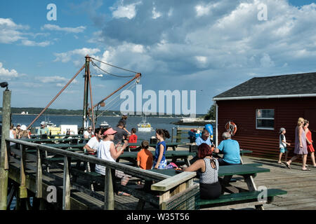 Les clients bénéficient d'un repas de homard sur le quai de cinq îles Société Homard dans cinq îles Harbour, Georgetown, Maine. Banque D'Images