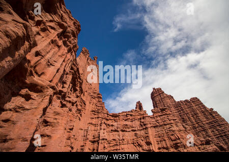 La recherche du grès rouge, murs de la Fisher Towers en Utah. Banque D'Images