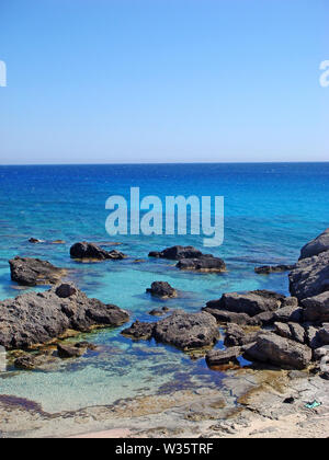 Plage grecque bleue Kedrodasos Kreta island fond écran tirages fine arts Banque D'Images