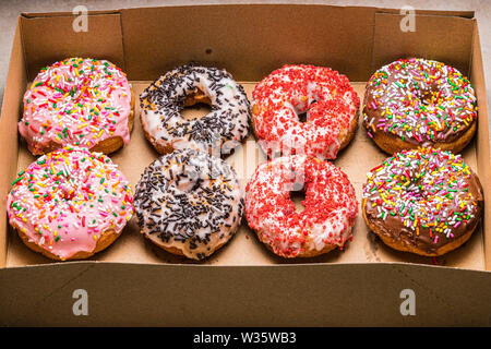 Assortiment de beignets dans la boîte de papier Banque D'Images