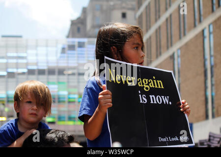 Philadelphia, PA, USA - Le 12 juillet 2019 : Des centaines dans les rues de Philadelphie pour exiger la fin de camps de détention à la frontière des États-Unis et le Mexique. Banque D'Images