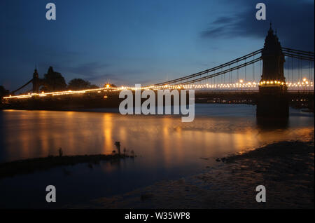 Vue d'Hammersmith Bridge au crépuscule, dans l'ouest de Londres. Banque D'Images