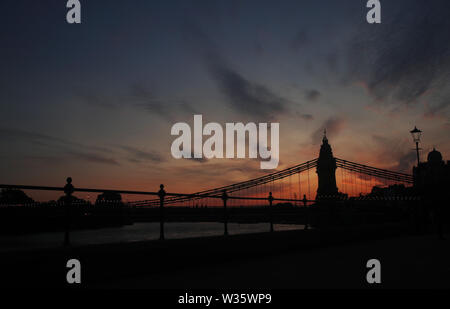 Vue d'Hammersmith Bridge au crépuscule, dans l'ouest de Londres. Banque D'Images