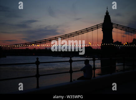 Vue d'Hammersmith Bridge au crépuscule, dans l'ouest de Londres. Banque D'Images