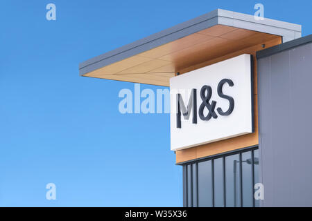 Londres, Angleterre / ROYAUME UNI - 13 juillet 2019 : Nouveau Marks and Spencer sign against blue sky Banque D'Images