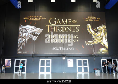 Bannière énorme/Affiche sur l'affichage à l'entrée à l'exposition Game of Thrones, Belfast, County Antrim, Northern Ireland, UK. Banque D'Images