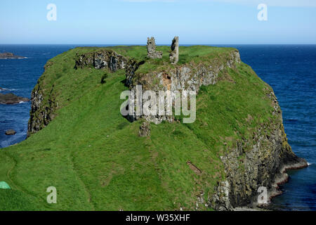 Ruines du château de Dunseverick sur le Giant's Causeway chemin côtier, comté d'Antrim, en Irlande du Nord, Royaume-Uni Banque D'Images