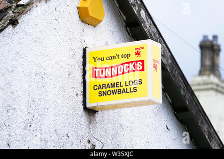 Uddingston, Lanarkshire / Scotland - 13 juillet 2019 : l'usine Tunnocks vintage signe pour les journaux de caramel et de boules Banque D'Images