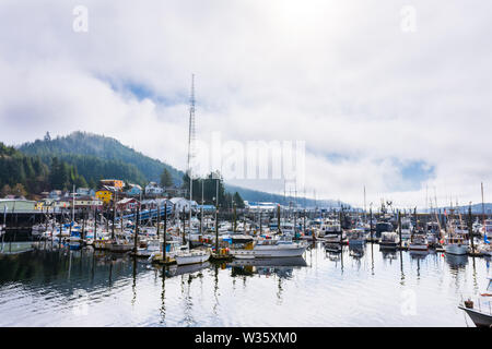 Matin calme paysage des jetées du port débordant de bateaux de pêche, Ketchikan, Alaska, USA Banque D'Images