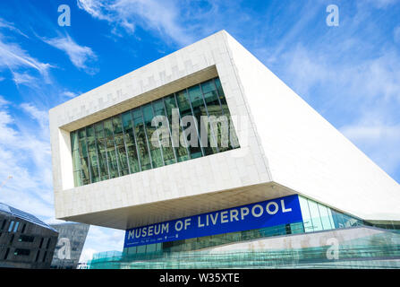 Musée de Liverpool avec les trois bâtiments de Grâces reflétés dans la grande fenêtre Banque D'Images