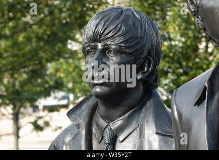 Statue de Ringo Starr par Andrew Edwards, le batteur avec les Beatles à Liverpool, en Angleterre Banque D'Images