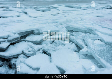 Tessons de glace fissurée sur la rive du lac de l'Utah, USA congelé Banque D'Images