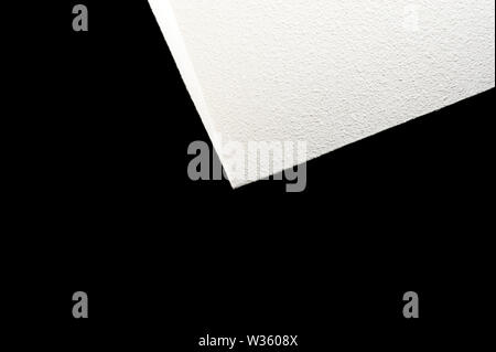 Formes abstraites, mur intérieur avec des triangles, des séparations et des motifs de lumière en noir et blanc. Banque D'Images