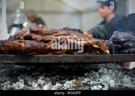 Argentin traditionnel "asado" (barbecue). Les gros morceaux de viande et les boudins sur le grill. Close up. Banque D'Images