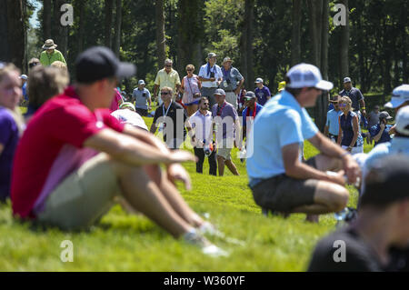 Oqasmieh, Iowa, États-Unis. 12 juillet, 2019. Spectateurs regarder le fairway huit au cours de la deuxième ronde de la Classique John Deere à Chikar dans TPC Deere Run, vendredi 12 juillet, 2019. Credit : Andy Abeyta/Quad-City Times/ZUMA/Alamy Fil Live News Banque D'Images