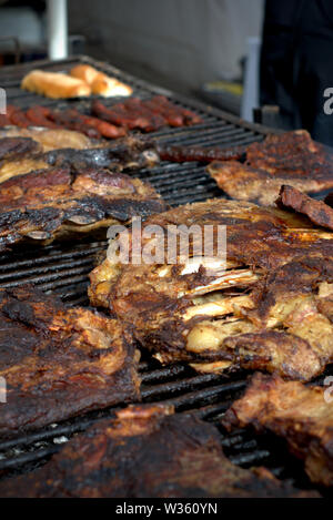 Argentin traditionnel "asado" (barbecue). Les gros morceaux de viande et les boudins sur le grill. Banque D'Images