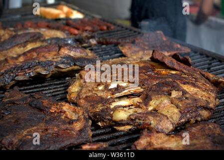 Argentin traditionnel "asado" (barbecue). Les gros morceaux de viande et les boudins sur le grill. Banque D'Images