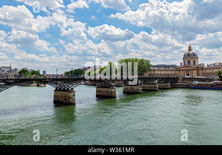 Les gens qui marchent sur le Pont des Arts le pont sur la Seine - Paris Banque D'Images