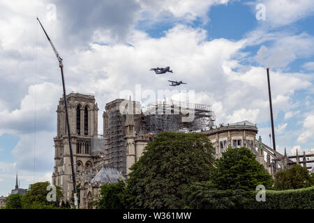 Avions militaires français survolant Notre Dame de Paris Banque D'Images