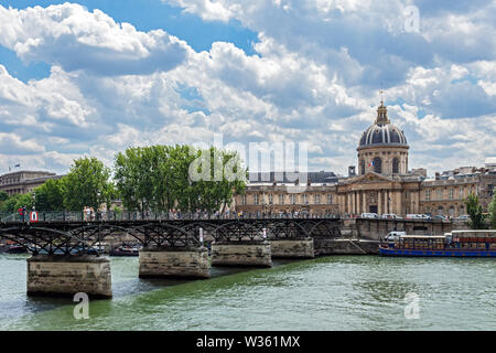 Les gens qui marchent sur le Pont des Arts le pont sur la Seine - Paris Banque D'Images