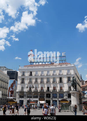 La Puerta del Sol, une place de la ville et une destination touristique populaire situé en plein coeur du centre-ville. Banque D'Images