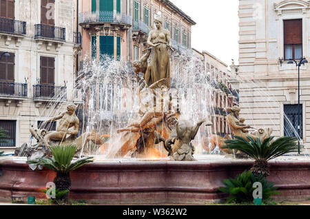 Le Diana Fontaine sur la place d'Archimède à Syracuse, en Sicile - Italie. Banque D'Images