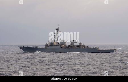 190708-N-RJ834-0006 de l'OCÉAN ATLANTIQUE (8 juillet 2019) La classe Arleigh Burke destroyer lance-missiles USS Ramage (DDG 61) les transits de l'océan Atlantique. Ramage est en cours la réalisation d'une unité de formation composite de l'exercice avec le Harry S. Truman Strike Group. (U.S. Photo par marine Spécialiste de la communication de masse 2e classe Tamara Vaughn/libérés) Banque D'Images