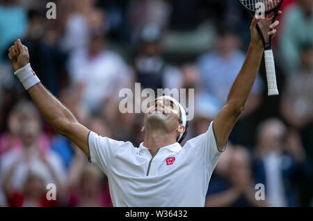 Londres, Royaume-Uni. 12 juillet, 2019. Roger Federer célèbre victoire après le masculin demi-finale entre Roger Federer et Rafael Nadal de la Suisse de l'Espagne à la 2019 Championnats de tennis de Wimbledon à Londres, Royaume-Uni, le 12 juillet 2019. Roger Federer a gagné 3-1. Credit : Han Yan/Xinhua/Alamy Live News Banque D'Images