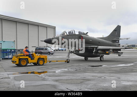 Un changement d'équipe d'entretien Skyhawk historique de chasse à l'Air Force Museum à Christchurch, Nouvelle-Zélande Banque D'Images