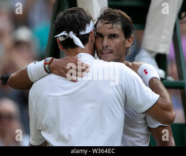 Londres, Royaume-Uni. 12 juillet, 2019. Roger Federer (L) de la Suisse salue Rafael Nadal de l'Espagne après leur masculin demi-finale au championnat de tennis de Wimbledon 2019 à Londres, Royaume-Uni, le 12 juillet 2019. Roger Federer a gagné 3-1. Credit : Han Yan/Xinhua/Alamy Live News Banque D'Images