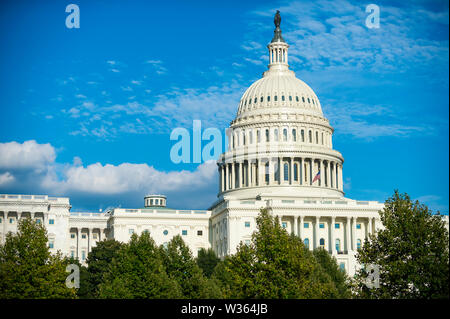 Ciel bleu magnifique vue sur le dôme de la Capitole en plein soleil d'après-midi à Washington DC, USA Banque D'Images