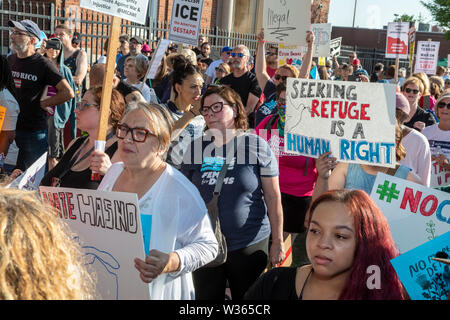 Detroit, Michigan, USA - 12 juillet 2019 - des gens mécontents de la séparation des familles immigrantes et la détention des réfugiés et les petits enfants rallie Banque D'Images