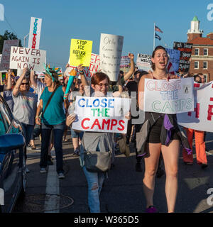 Detroit, Michigan, USA - 12 juillet 2019 - des gens mécontents de la séparation des familles immigrantes et la détention des réfugiés et les petits enfants rallie Banque D'Images