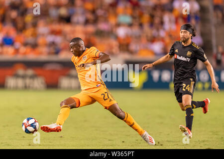 Texas, USA. 12 juillet, 2019. Juillet 12, 2019 Le milieu de terrain Dynamo de Houston Oscar Boniek Garcia (27) déplace la balle lors d'un match entre Los Angeles et Houston Dynamo FC au stade BBVA à Houston, Texas. A mi c'est égalité 1-1. Credit : Cal Sport Media/Alamy Live News Banque D'Images