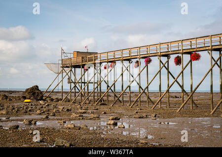 La demande de bois durant la marée basse sur une plage près de La Rochelle (France) Banque D'Images