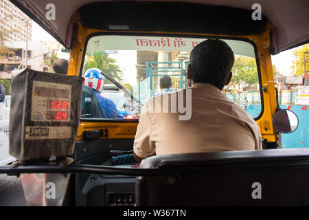 Mumbai, Maharashtra, Inde - Juin 4th, 2019 : vue de l'intérieur de l'auto-rickshaw driver dans les rues de Mumbai - Image du trafic Banque D'Images