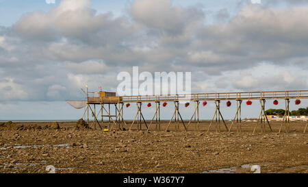 La demande de bois durant la marée basse sur une plage près de La Rochelle (France) Banque D'Images