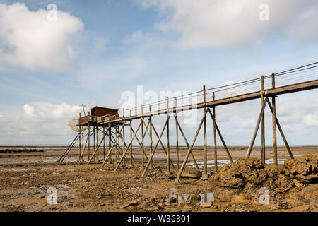 La demande de bois durant la marée basse sur une plage près de La Rochelle (France) Banque D'Images