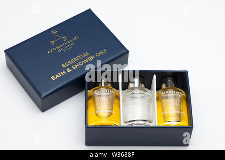 Associates Aromatheraphy baignoire et douche huiles essentielles en boîte Banque D'Images