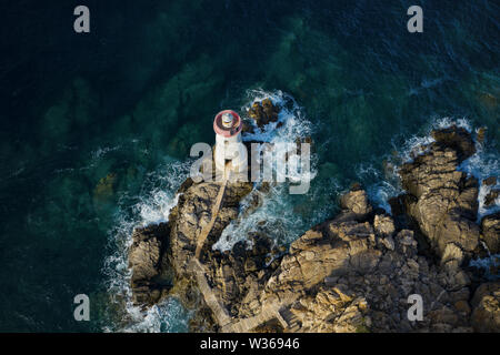 Vue de dessus, superbe vue aérienne d'une vieille et belle plage situé sur une côte rocheuse baignée par une mer agitée. Banque D'Images