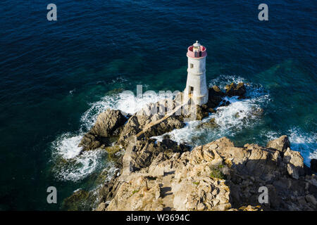 Vue de dessus, superbe vue aérienne d'une vieille et belle plage situé sur une côte rocheuse baignée par une mer agitée. Banque D'Images