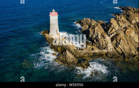 Vue de dessus, superbe vue aérienne d'une vieille et belle plage situé sur une côte rocheuse baignée par une mer agitée. Banque D'Images