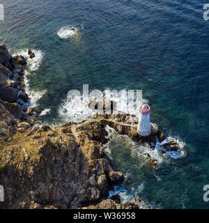 Vue de dessus, superbe vue aérienne d'une vieille et belle plage situé sur une côte rocheuse baignée par une mer agitée. Banque D'Images