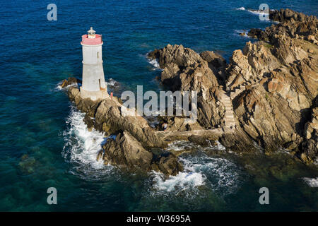 Vue de dessus, superbe vue aérienne d'une vieille et belle plage situé sur une côte rocheuse baignée par une mer agitée. Banque D'Images