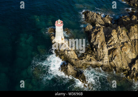 Vue de dessus, superbe vue aérienne d'une vieille et belle plage situé sur une côte rocheuse baignée par une mer agitée. Faro di Capo Ferro. Banque D'Images