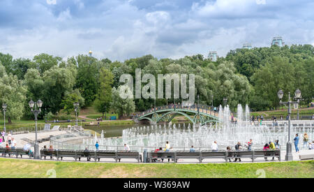 Grande Fontaine dans le parc de la ville. Banque D'Images