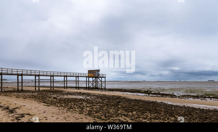 La demande de bois durant la marée basse sur une plage près de La Rochelle (France) Banque D'Images